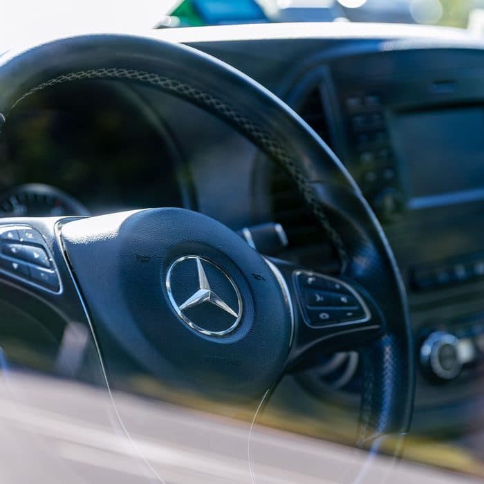Lenkrad und Cockpit einer Mercedes-Benz V-Klasse