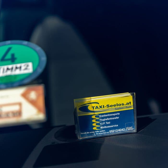 Visitenkarten von Taxi Seelos hinter der Windschutzscheibe