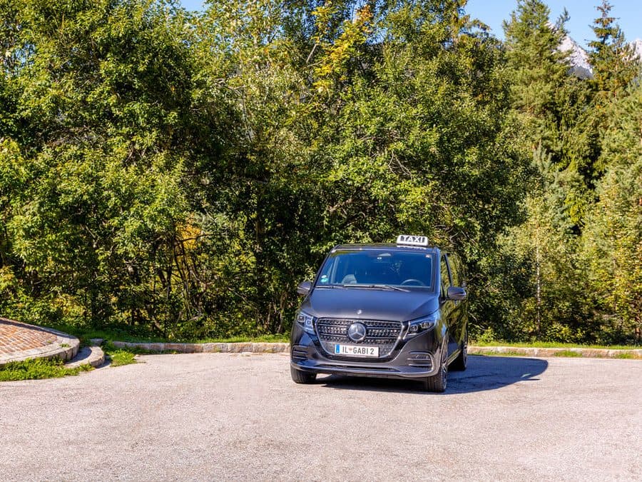 Mercedes-Benz V-Klasse von Taxi Seelos an der Seefeld-Skulptur